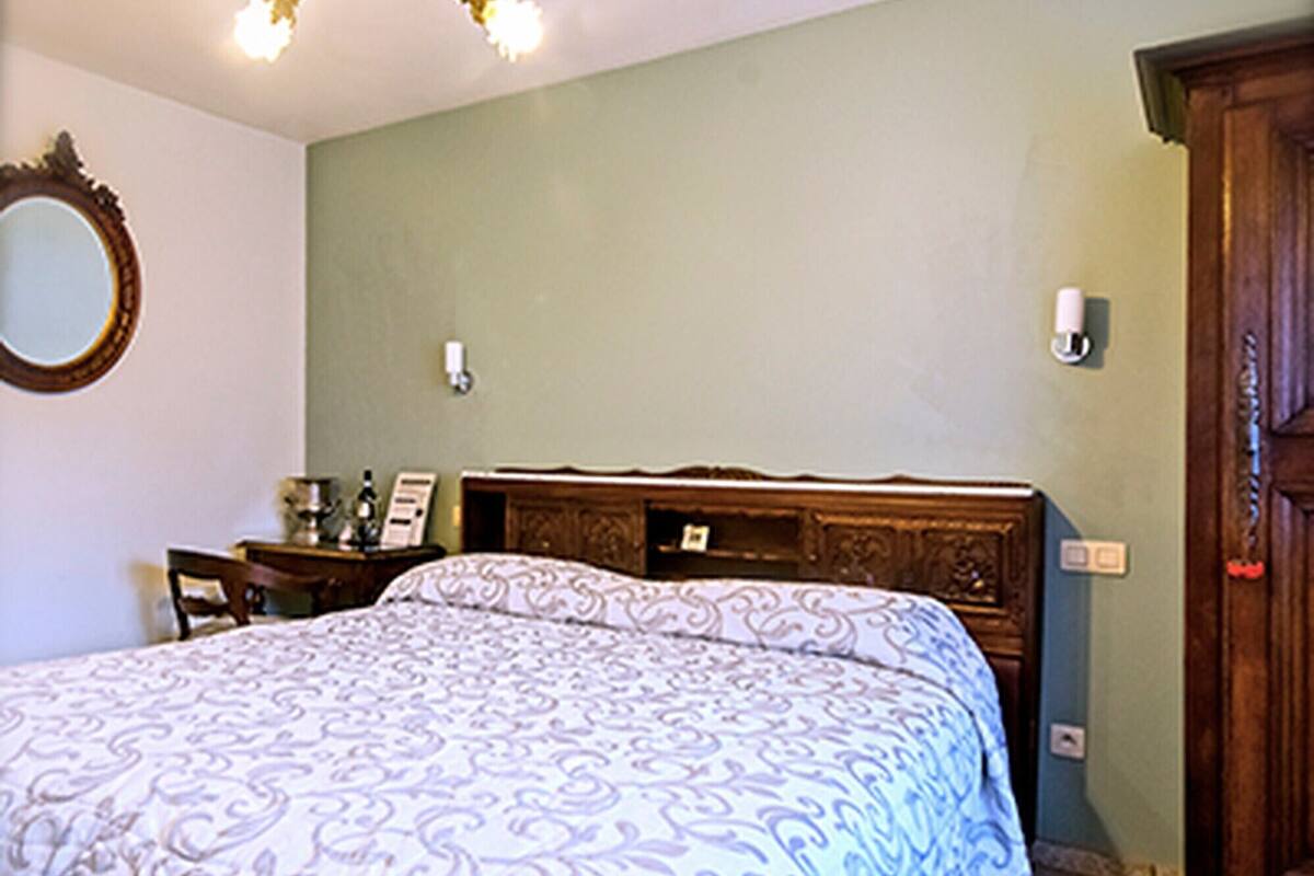 Ropa de cama de alta calidad, edredones de plumas, minibar