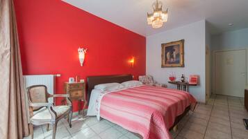 Luxe beddengoed, donzen dekbedden, een minibar, verduisterende gordijnen