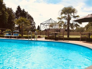 Outdoor pool, pool umbrellas, sun loungers - Casa Roman - Bed & Breakfast (Zonhoven)