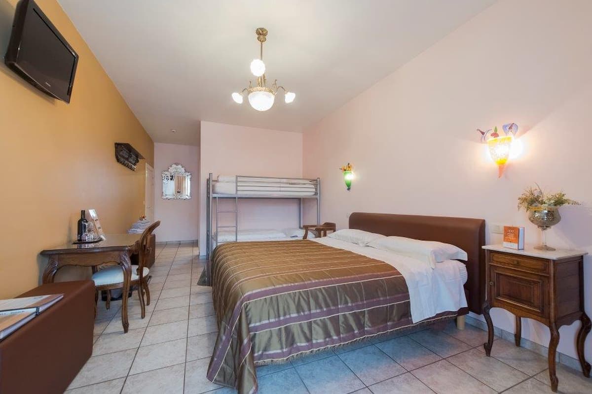 Ropa de cama de alta calidad, edredones de plumas, minibar