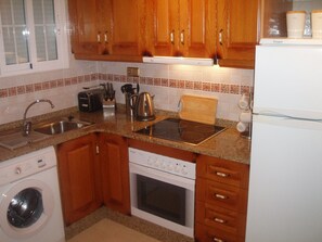 Apartment, 2 Schlafzimmer | Eigene Küche | Wasserkocher mit Kaffee-/Teezubehör, großer Kühlschrank, Mikrowelle