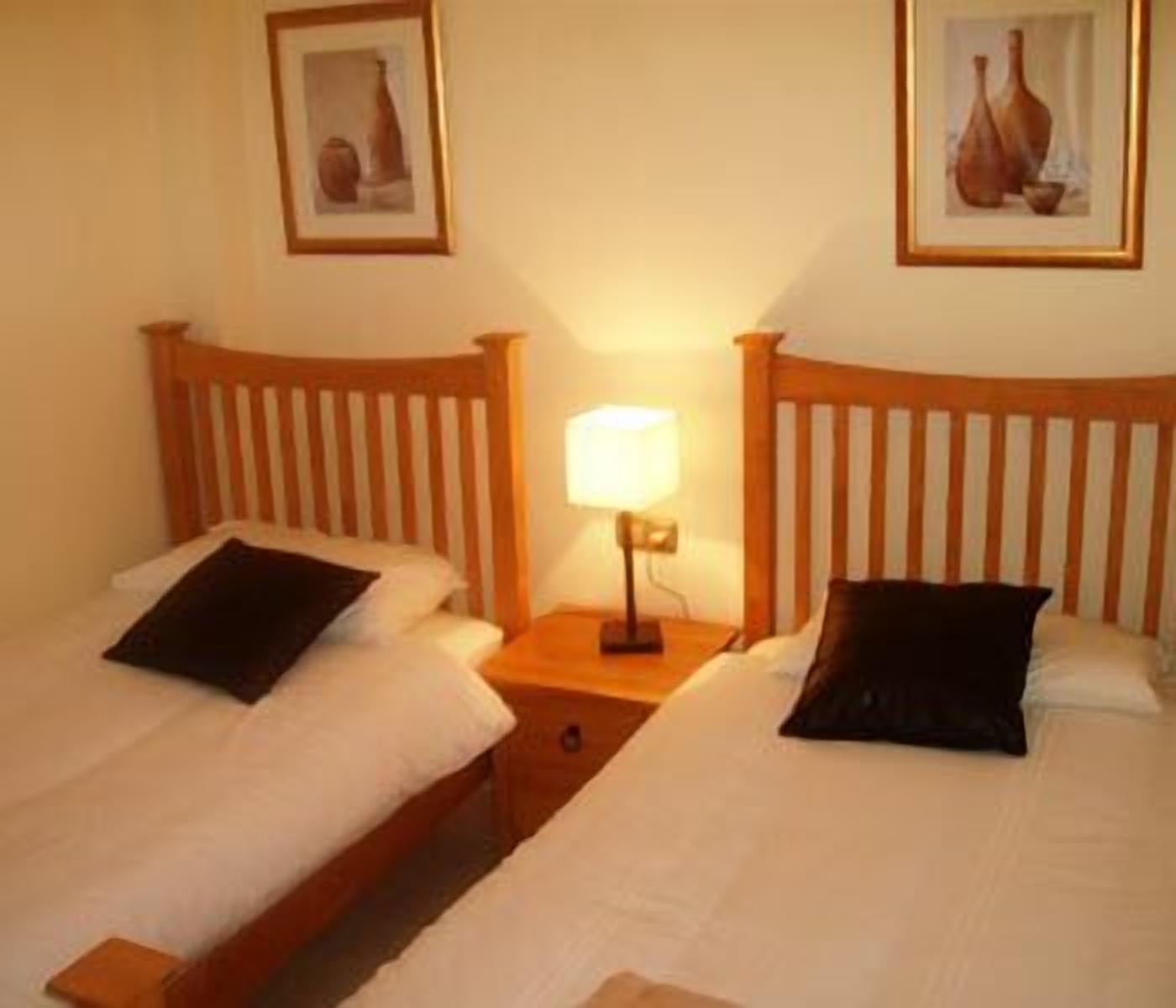 Apartment, 2 Schlafzimmer | Bügeleisen/Bügelbrett, Babybetten, Zustellbetten, Bettwäsche