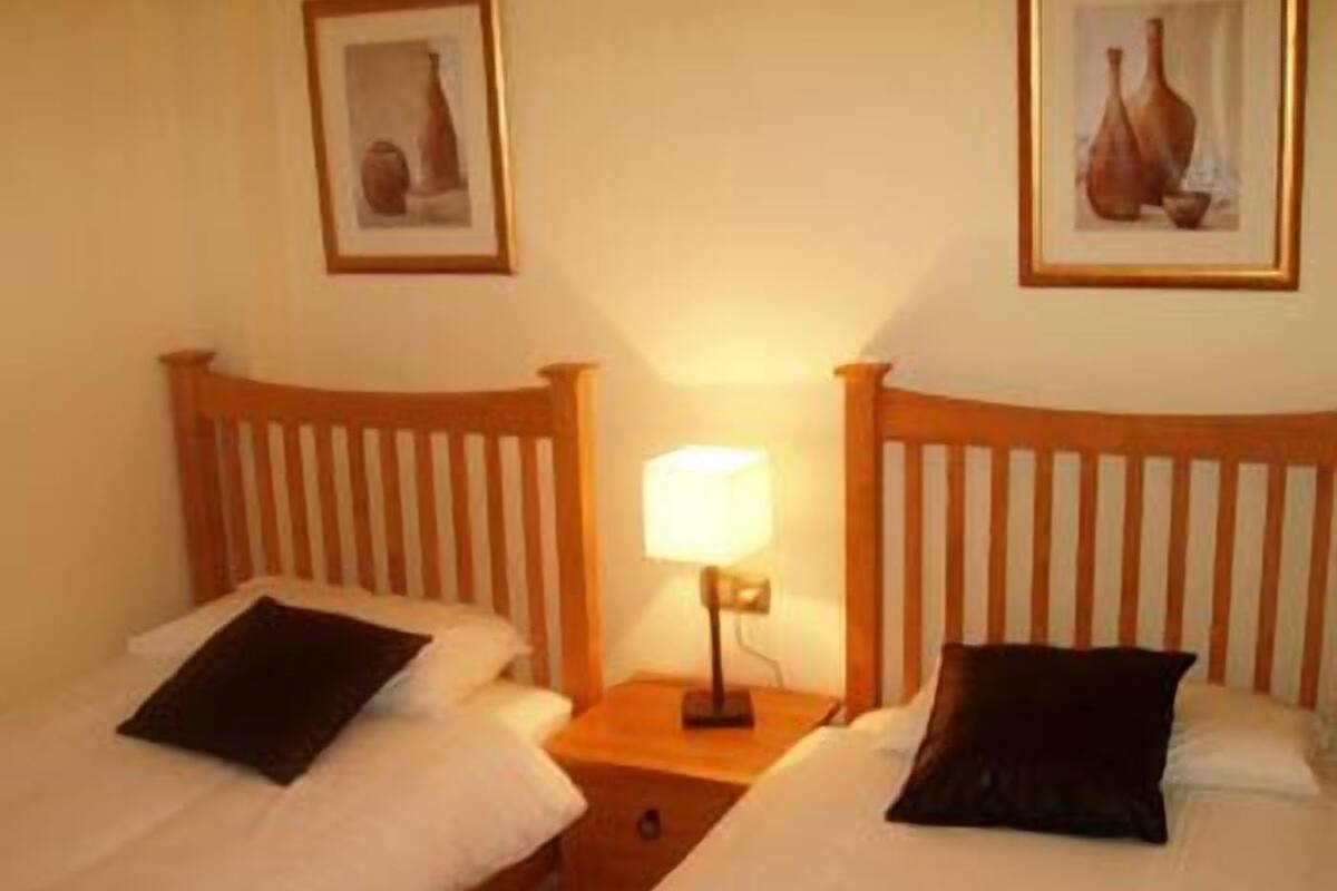 Apartment, 2 Schlafzimmer | Bügeleisen/Bügelbrett, Babybetten, Zustellbetten, Bettwäsche