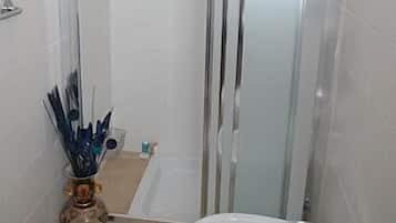 Douche, articles de toilette gratuits, sèche-cheveux
