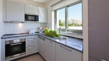 Refrigerador, microondas, horno, placa de cocina