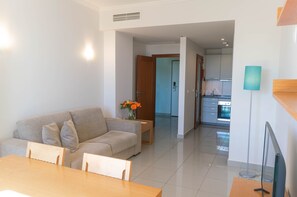 Flat-screen TV - Villa Doris Suites (Lagos)