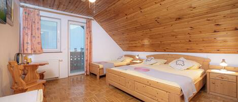 Traditional-Dreibettzimmer, 1 Schlafzimmer | Hochwertige Bettwaren, Schreibtisch, kostenloses WLAN, Bettwäsche