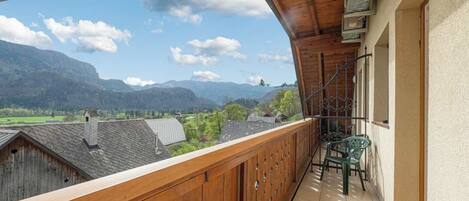 Trippelrum - balkong - utsikt mot bergen | Balkong