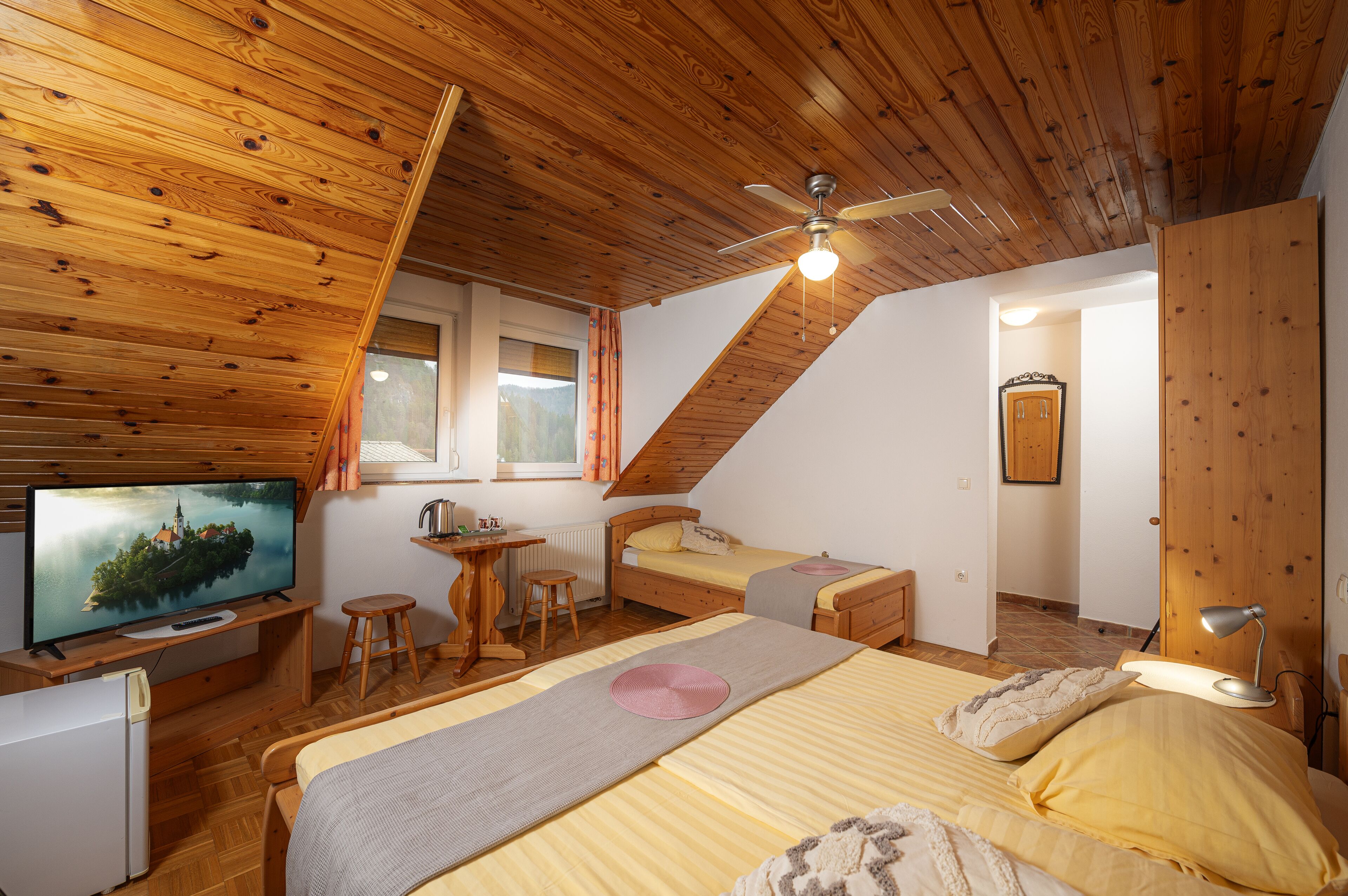 Economy-Dreibettzimmer, 1 Schlafzimmer, Nichtraucher, Klimaanlage | Schreibtisch, kostenloses WLAN, Bettwäsche