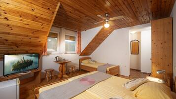 Escritorio, wifi gratis y ropa de cama