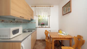 Comfort Studio Suite, 1 Bedroom, Non Smoking, Balcony | Private kitchen | Mini-fridge, electric kettle, highchair
