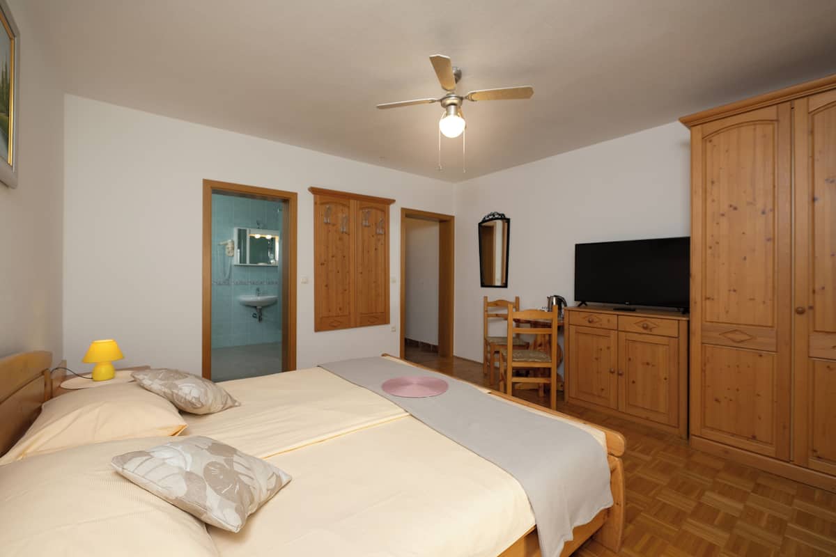 Kamar Double Comfort, 1 Tempat Tidur Double, balkon, pemandangan gunung | Seprai premium, meja kerja, Wi-Fi gratis, dan seprai linen