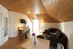 Grand Apartment | Living area | Flat-screen TV - Landhotel Schöll (Parsberg)
