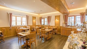 Tägliches Frühstücksbuffet (13 EUR pro Person)