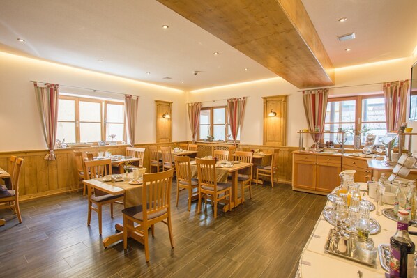 Tägliches Frühstücksbuffet (13 EUR pro Person)