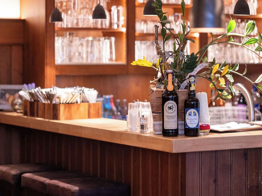 Aamiainen, lounas ja illallinen; paikallinen keittiö