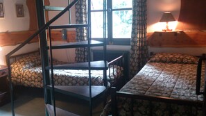 Habitación familiar, 1 cama doble y 2 individuales | Cortinas opacas y wifi gratis