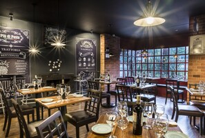 供应早餐、午餐和晚餐，意大利菜