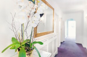 Interior entrance - Elizabeth House Hotel (Bracknell)