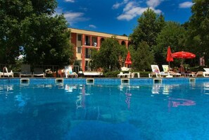 Outdoor pool, pool loungers