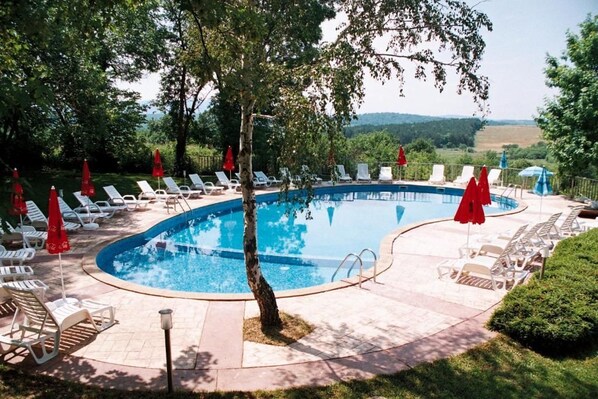 สระว่ายน้ำกลางแจ้ง, เก้าอี้อาบแดดริมสระ