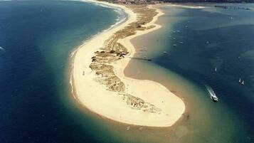 Una spiaggia nelle vicinanze