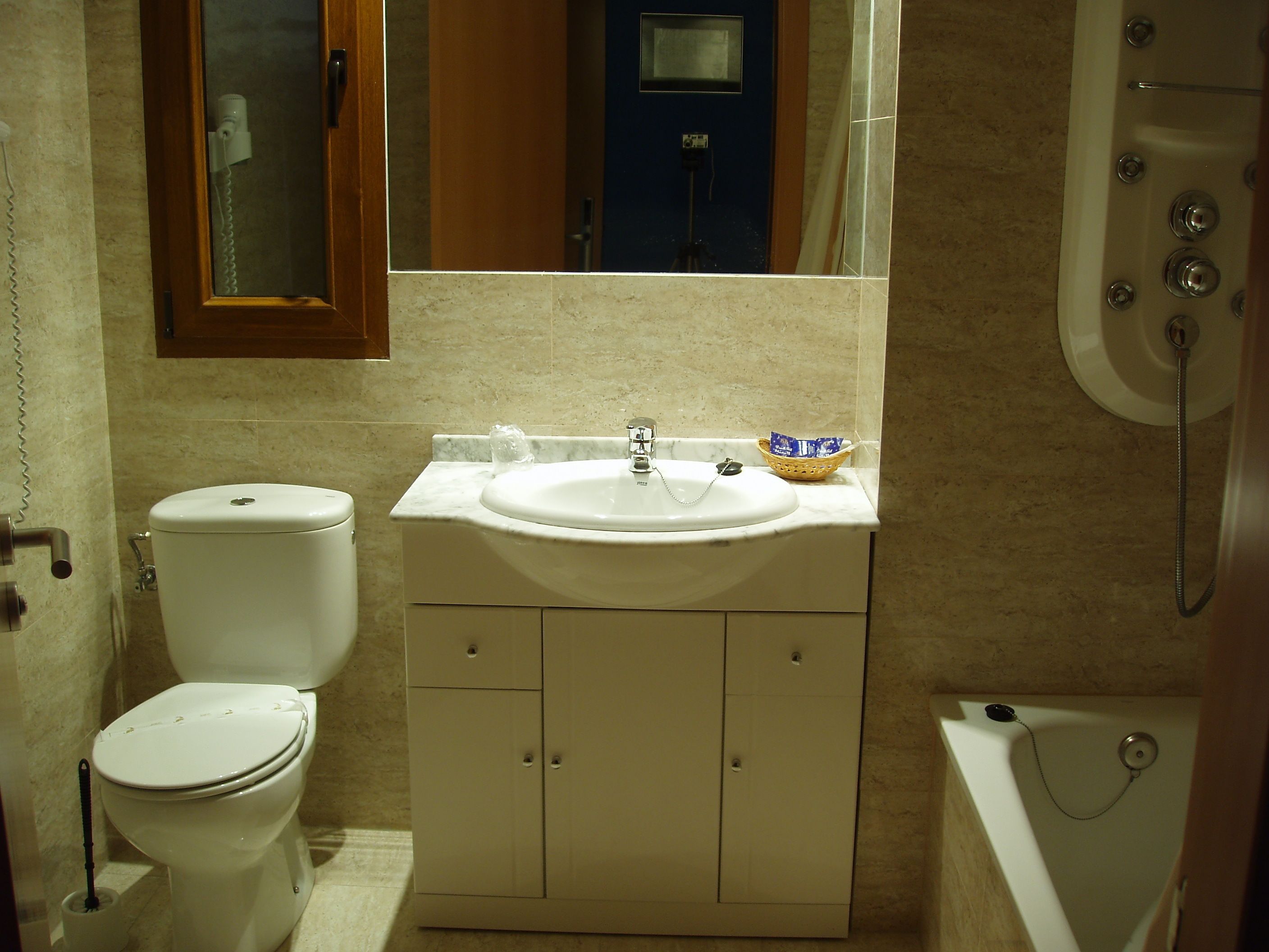 single room | in-room safe, desk, soundproofing, free wifi