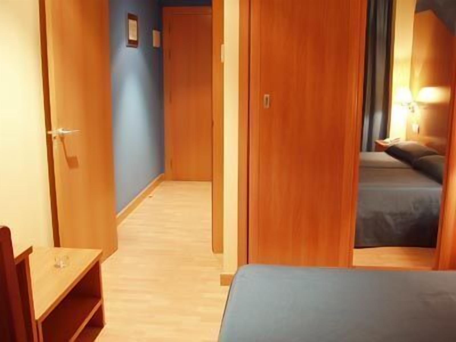 in-room safe, desk, soundproofing, free wifi