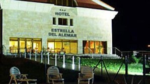 A hotel named Estrella del Alemar with a pool area visible. - Hotel Estrella del Alemar (Ribamontan al Mar)
