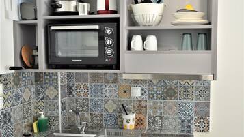 Fridge, oven, stovetop, electric kettle