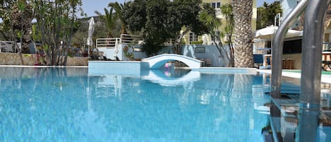 Seasonal outdoor pool, open 8:30 AM to 10:00 PM, pool umbrellas