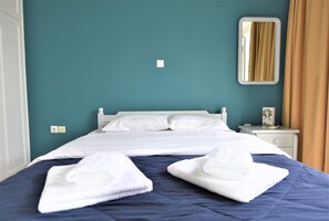 خزنة داخل الغرفة وستائر تعتيم وتجهيزات عازلة للصوت