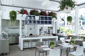 Havuz Kenari Ozel Verandali Oda | Cocina privada