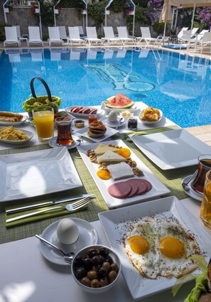 Deluxe Balkonlu Oda | Living area | Flat-screen TV - Ascot Hotel Buyukada (Adalar)