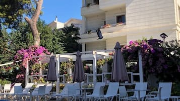 Deniz Manzarali Ozel Terasli Oda 1 | Living area | Flat-screen TV