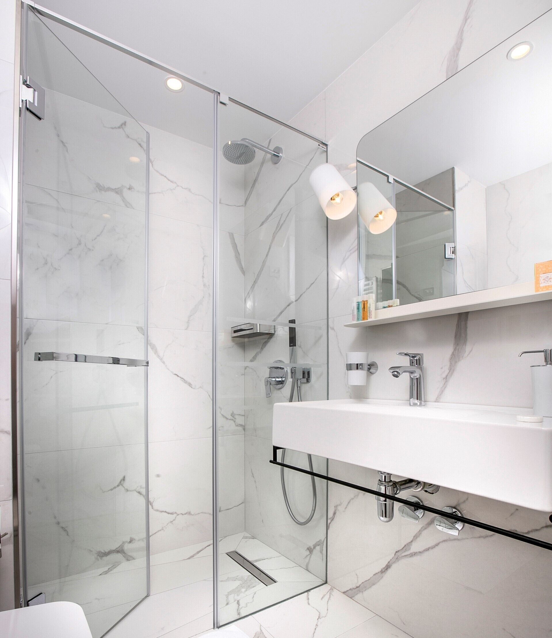 deniz manzarali ozel terasli oda 2 - ek yatakli | bathroom | shower, hair dryer, towels