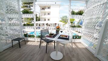 Havuz Kenari Ozel Verandali Oda | Vue de la chambre