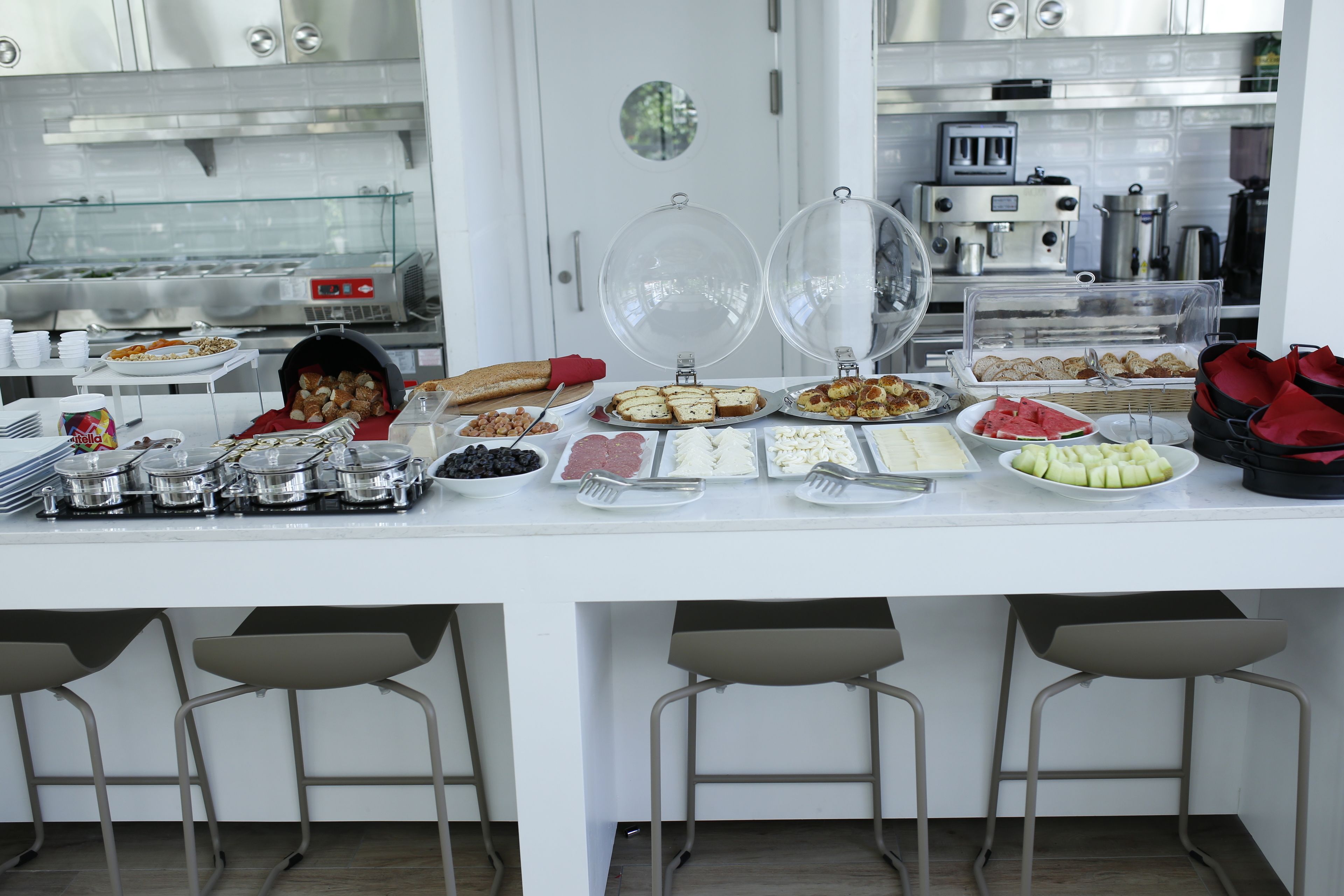 Een buffet met verschillende soorten eten en bestek.