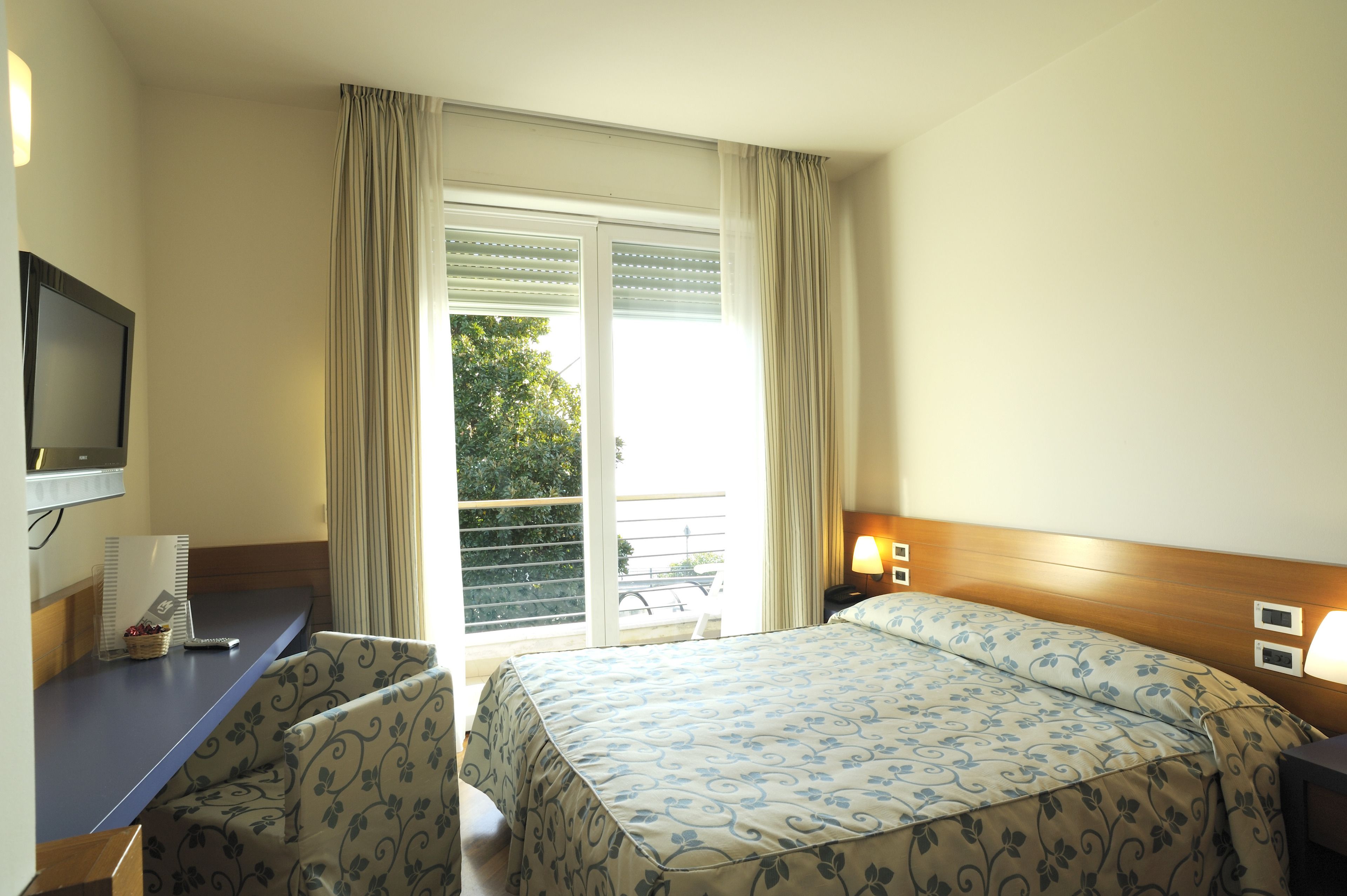 double room, balcony, sea view | minibar, in-room safe, desk, soundproofing