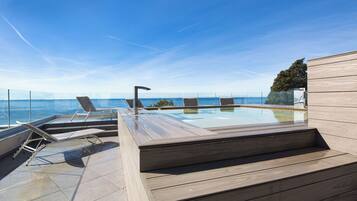 Piscina stagionale all'aperto, lettini