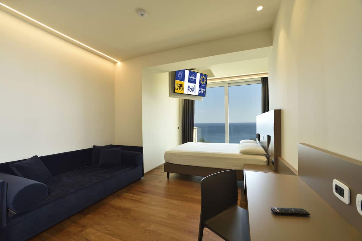 Blu Family Vista Mare | Minibar, in-room safe, desk, soundproofing