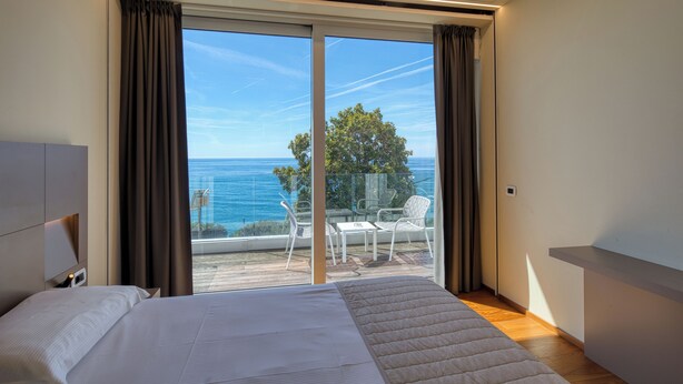 Superior Double Room, Sea View, Sea Facing | Minibar, in-room safe, desk, soundproofing - Hotel Le Roi (Varazze)