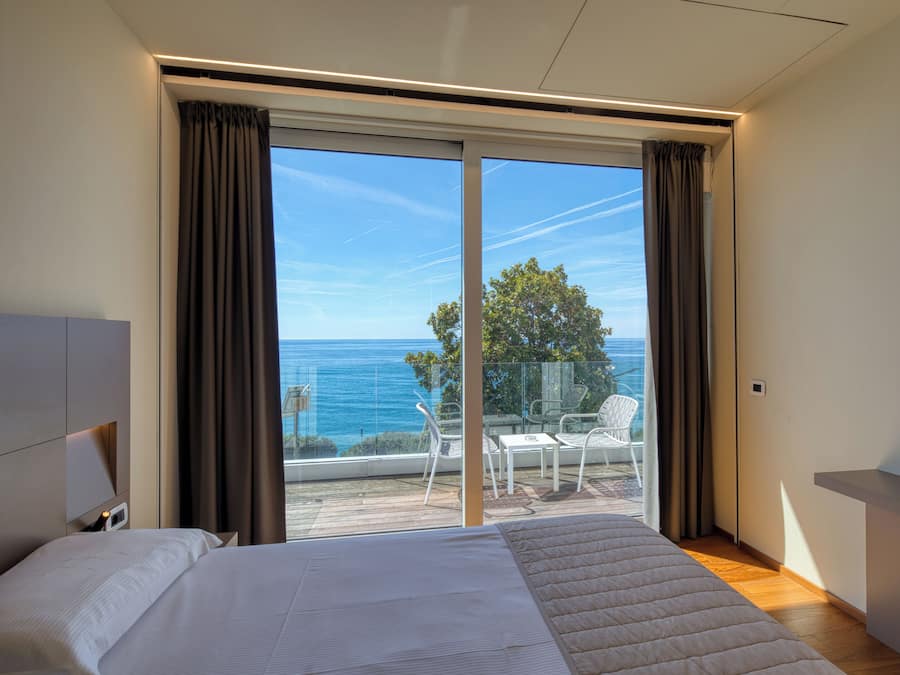 Quarto casal superior, vista para o mar, de frente para o mar | Frigobar, cofres nos quartos, escrivaninha, quartos à prova de som