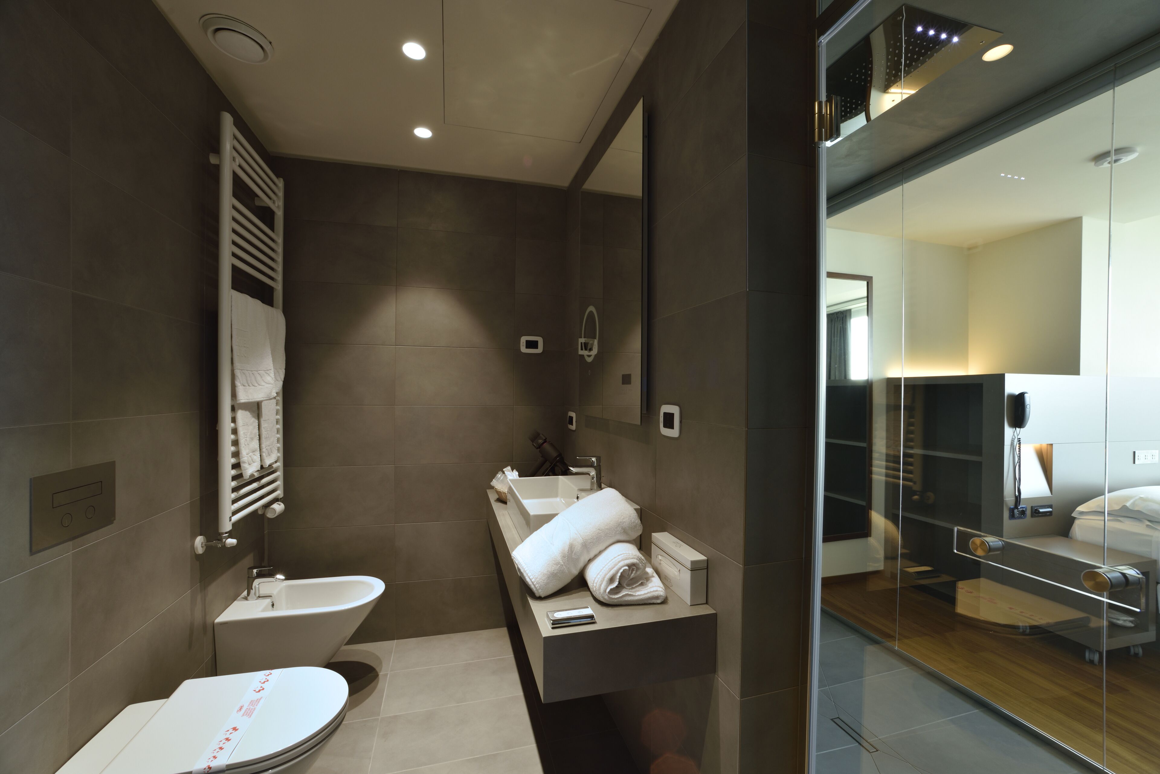 doppia superior stanze del blu | bathroom | shower, rainfall showerhead, hair dryer, bidet