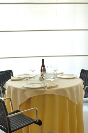 Lunch and dinner served - Hotel Le Roi (Varazze)