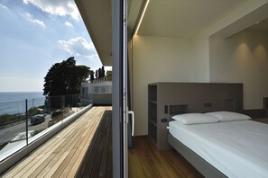 Superior Triple Room | Minibar, in-room safe, desk, soundproofing - Hotel Le Roi (Varazze)