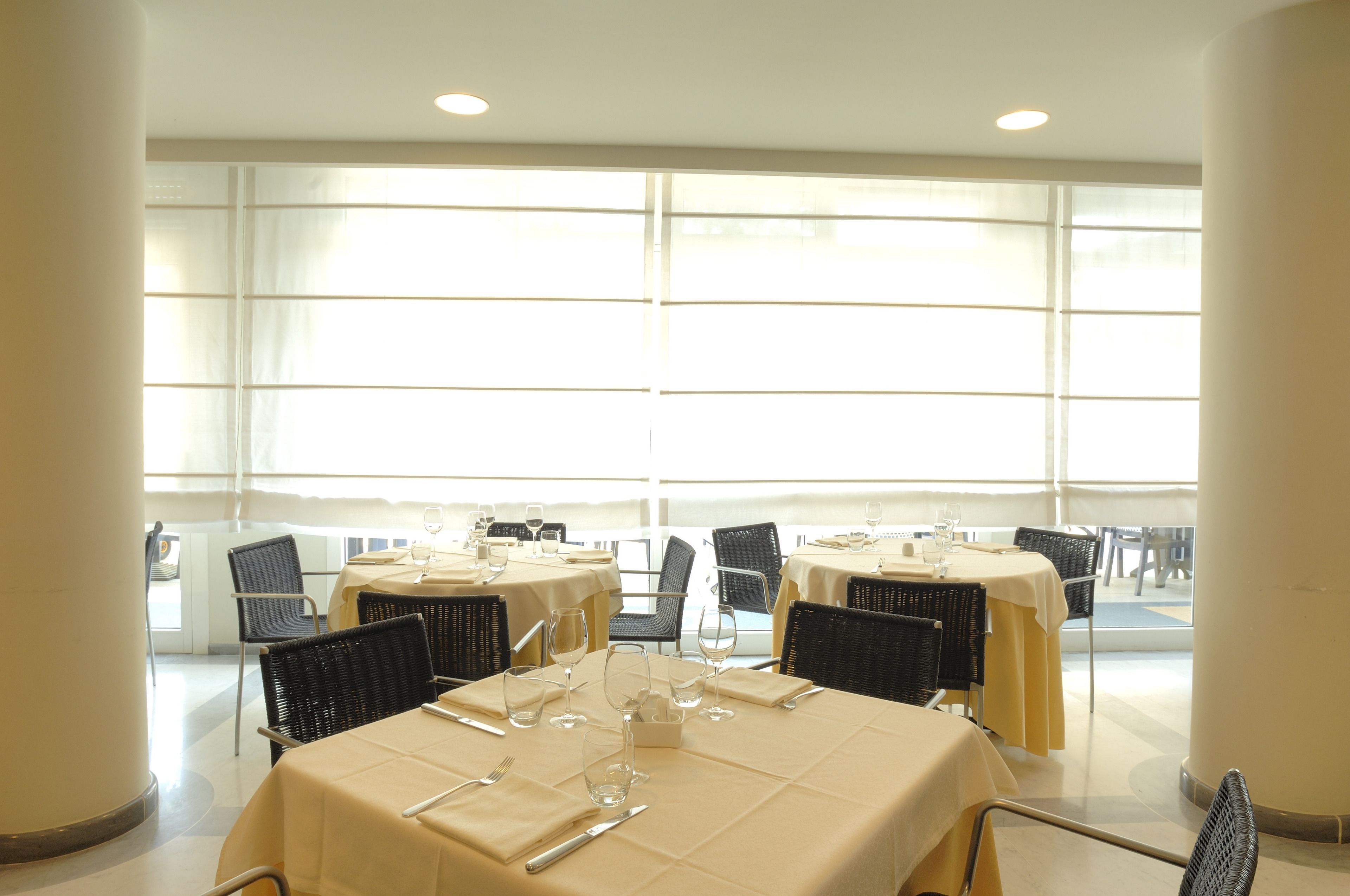 lunch, dinner served; seafood, sea views