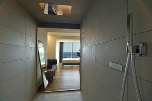 Superior Triple Room | Bathroom | Shower, rainfall showerhead, hair dryer, bidet - Hotel Le Roi (Varazze)