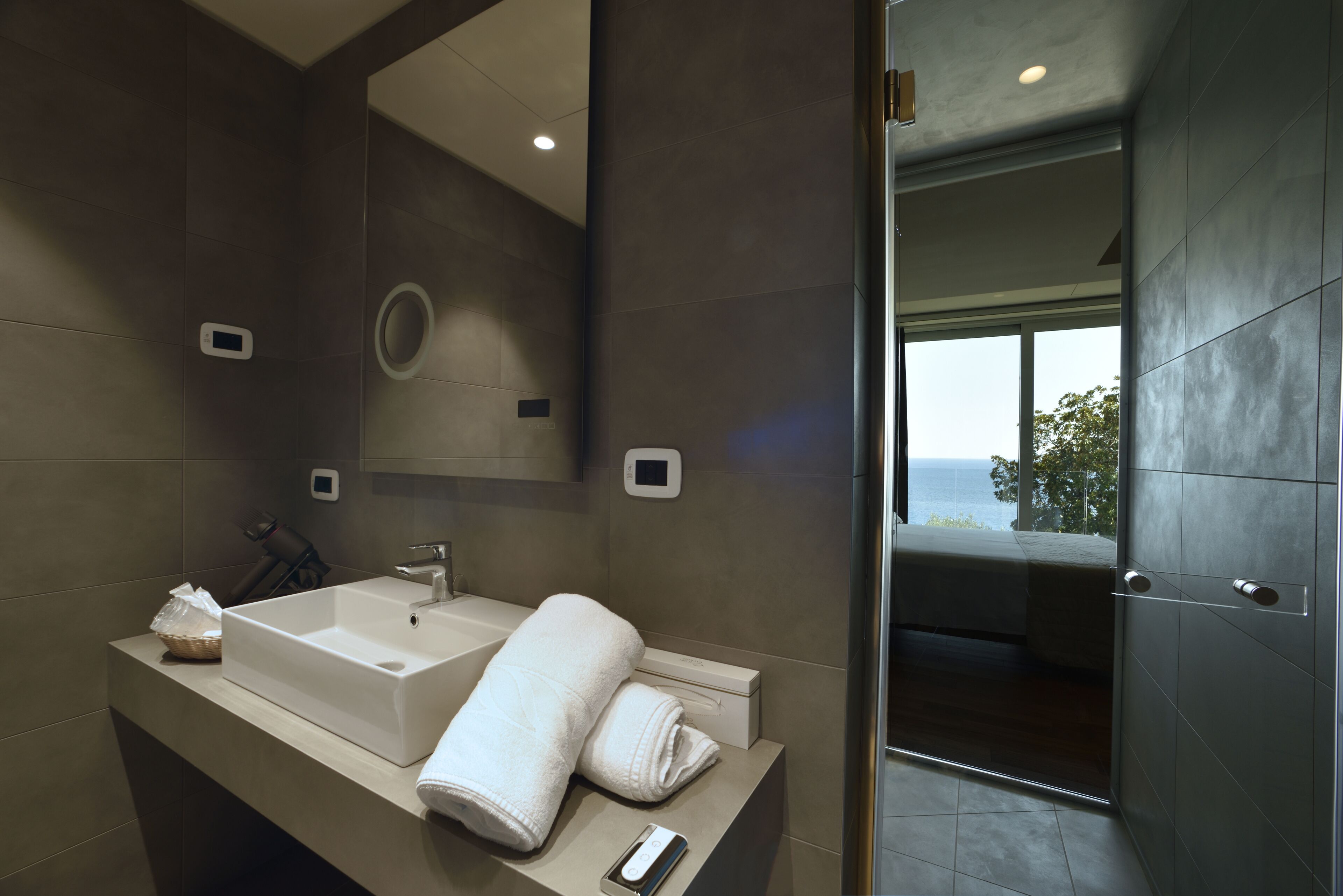 doppia superior stanze del blu | bathroom | shower, rainfall showerhead, hair dryer, bidet