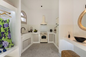 Premium bedding, in-room safe, soundproofing, free WiFi - Mirabo Luxury Villas (Santorini)
